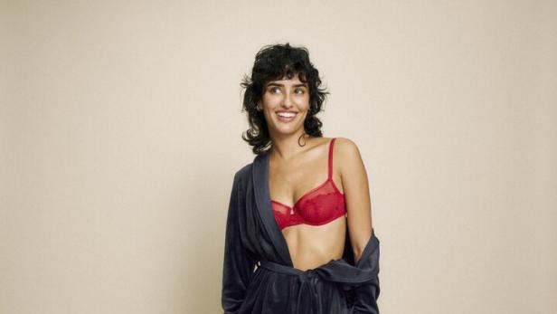 BH, Bademantel und Pyjamahose, alles von Triumph.