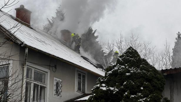 Atemschutztrupp musste das Dach öffnen um das Feuer im Dachstuhl löschen zu können 