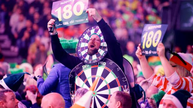 Große Aufregung um Trans-Frau bei der Darts-WM in London