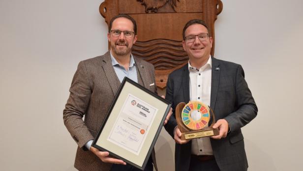 Stolz über den Erhalt des SDG-Awards: Vizebürgermeister Markus Brandstetter und Bürgermeister Christian Haberhauer, beide ÖVP