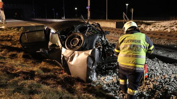 89-jähriger Steirer fuhr auf Bahnsteig: Auto von Zug gerammt