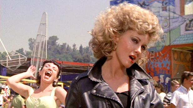 Olivia Newton-John mit der Lederjacke, die nun versteigert wurde.