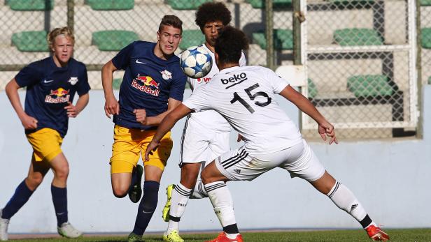 Fußballspieler kämpfen um den Ball auf dem Spielfeld.