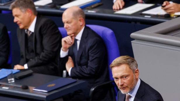 Grüner Robert Habeck (r.) Kanzler Olaf Scholz (SPD), der die Vertrauensfrage stellte und am Pult FDP-Chef Christian Lindner