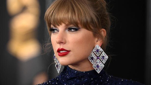 Taylor Swift trägt auffällige, glitzernde Ohrringe.