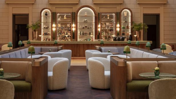 Die „Theo's Bar“ präsentiert sich mit elegantem Interieur und einladenden Sitzgelegenheiten.