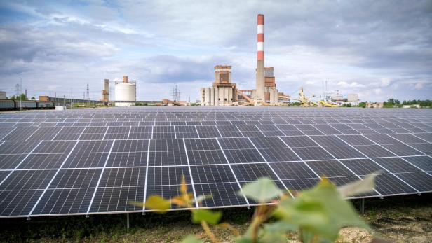 PV-Anlage vor ehemaligem Kohlekraftwerk