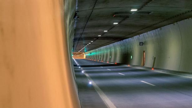 Blick in einen hell erleuchteten Straßentunnel.