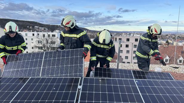 Die Feuerwehr Mödling musste aufgrund der Sturmböen lose Photovoltaik-Paneele auf einem Dach demontieren.