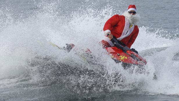 Weihnachtswunder: Santa Claus auf Jetski rettet drei in Not geratene Surfer