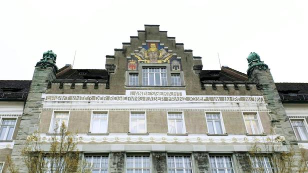 Das Landesgericht mit einem Mosaik von Kaiser Franz Josef I. an der Fassade.