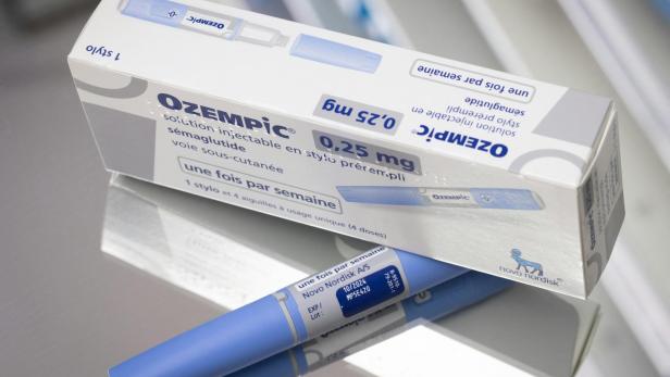 Eine Packung Ozempic 0,25 mg und ein Injektionsstift liegen auf einer reflektierenden Oberfläche.