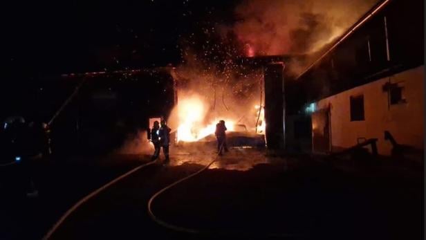 "Explosionen zu hören": Großbrand in Lanzenkirchen