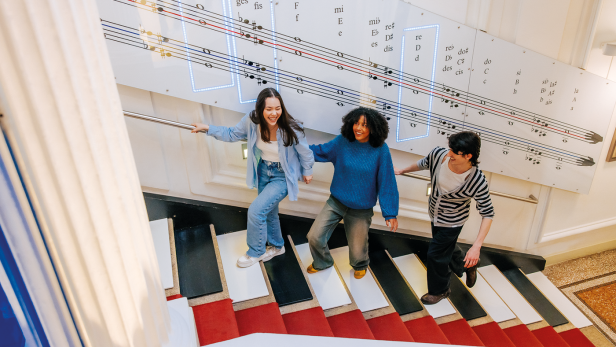 Die Klangtreppe "Stairplay" sieht aus wie ein Piano und macht Töne beim Betreten