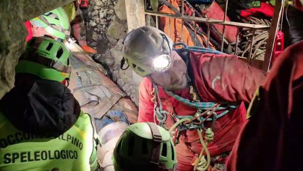 Drei Tage verletzt in Höhle festgesteckt: Gerettete Höhlenforscherin wurde operiert