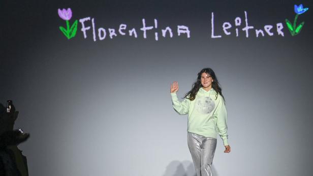 Florentina Leitner auf dem Laufsteg während einer Modenschau.