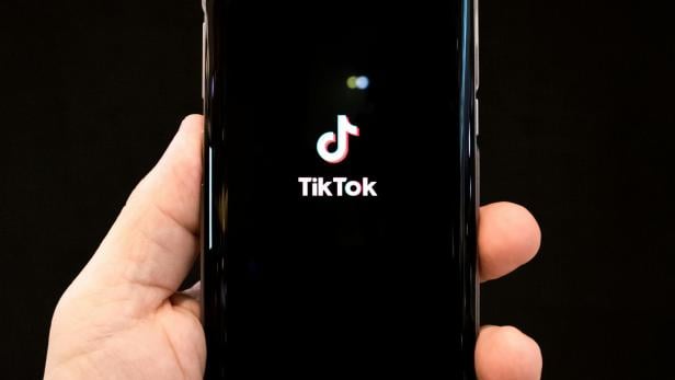 Smartphone mit TikTok-Startbildschirm