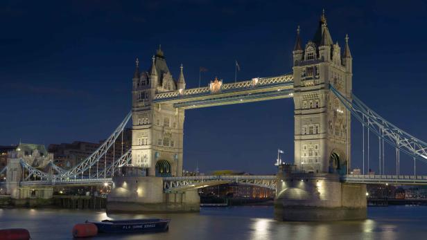 Was wären Städte wie London ohne ihre berühmten Brücken, die sich zu Wahrzeichen entwickelt haben? Rund um den Erdball gibt es die unterschiedlichsten Exemplare zu bewundern, die alle auf ihre Art und Weise einzigartig sind und sich zu wahren Touristenattraktionen entwickelten. Das Onlineportal Tripadvisor hat anhand der Bewertungen von Reisenden nun die zehn beliebtesten Brücken gewählt. Genießen Sie mit uns die atemberaubenden Aussichten.