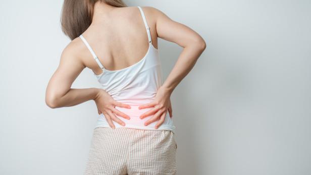Frau leidet unter Rückenschmerzen.