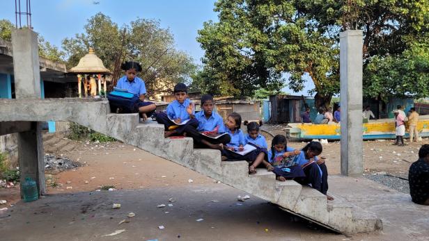 Der harte Alltag in Slums in Indien: Wie Österreicher helfen