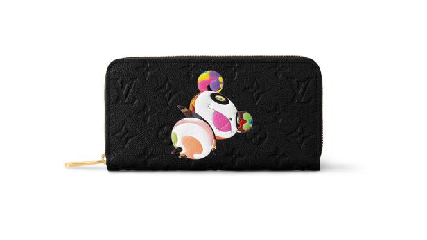 Eine schwarze Louis Vuitton Geldbörse mit einer bunten Cartoon-Figur.