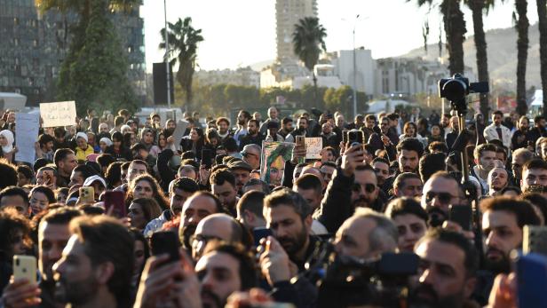 Syrians protest at Umayyad Square in Damascus Asyl: Antragszahlen bei Syrern brechen ein