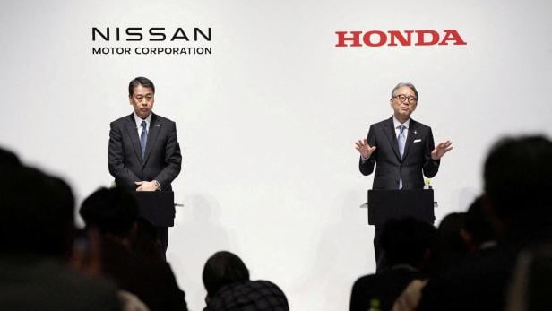 Makoto Uchida, Präsident und CEO von Nissan Motor und Toshihiro Mibe, Honda Motor Präsident und CEO, bei einem Auftritt in Tokio