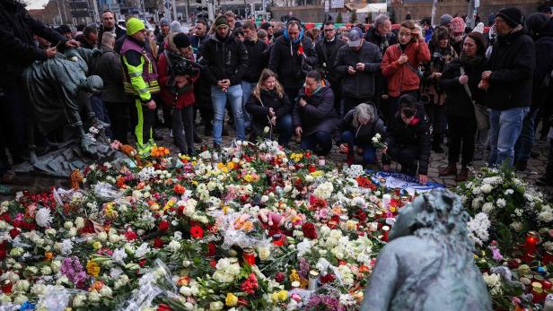 Menschen legten am Samstag am Tatort Blumen nieder.