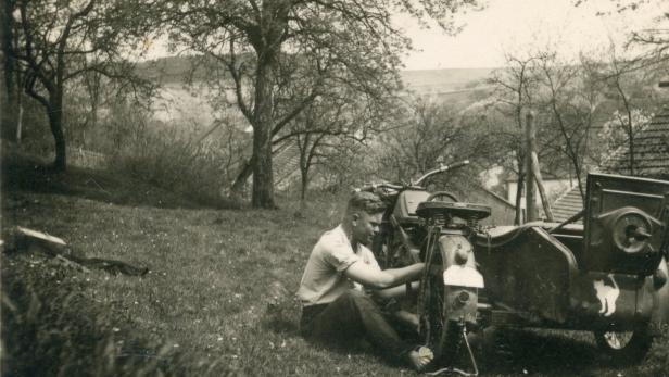 Franz Streitberger als junger Mann mit seinem Motorrad. Er wurde 99 Jahre alt   