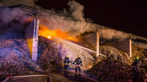 NÖ: Großalarm um brennendes Reyclingmaterial