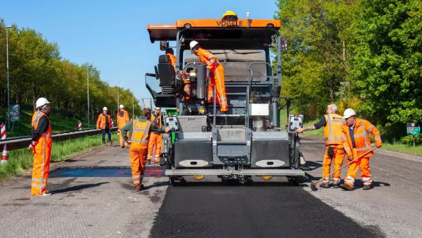 BAM puts its first electric asphalt spreader into use for the first time