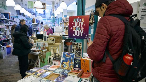 Kunden in einem Buchgeschäft in der Vorweihnachtszeit