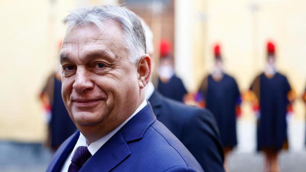 Viktor Orban lächelt bei einem Besuch im Vatikan