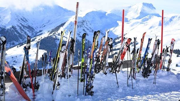 ++ THEMENBILD ++ WINTERSPORT / SKI / SKIFAHREN / TOURISMUS / FREIZEIT