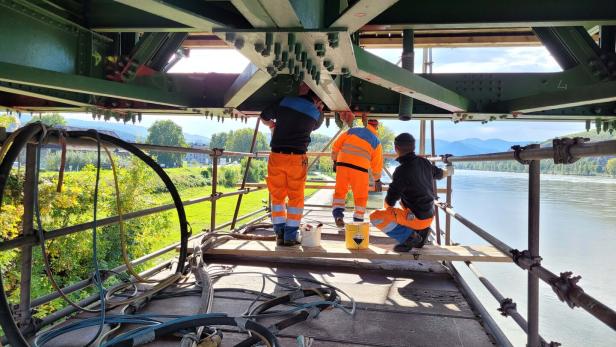 Donaubrücke bei Mautern wird vom NÖ Straßendienst so gut es geht gewartet 