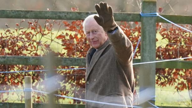 König Charles III. beim Verlassen der Kirche in Sandringham