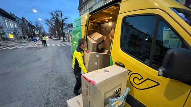 Postauto mit Mann, der Pakete ein- und auslädt