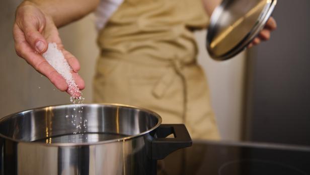Wer zu viel Salz erwischt, kann etwa mit Milchprodukten neutralisieren.
