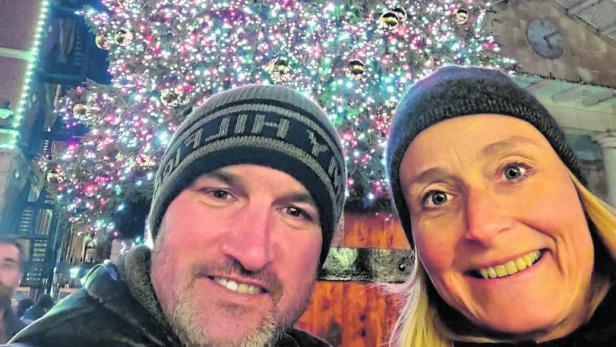 Michael Angerschmid mit seiner Frau vor dem Weihnachtsbaum am Covent Garden