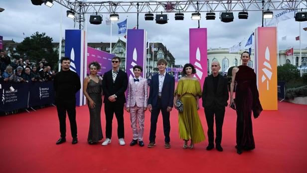 Von links nach rechts: Schauspieler Clayton Royal Johnson, Produzentin Christa Boarini, Regisseur Todd Wiseman Jr., Schauspieler Kue Miller Lawrence, Hudson Meek, Schauspielerin Christina Brucato, Schauspieler Michael Sean Tighe und Model Eugenie Bondurant