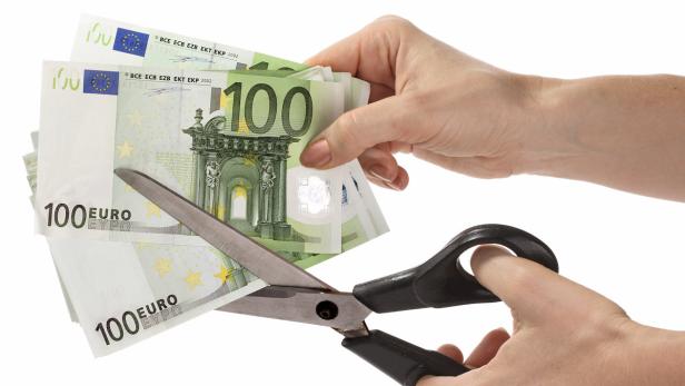 Rätselhafter Fund: Auf dem Bett lag ein stattlicher Haufen an 500- und 100-Euro-Scheinen