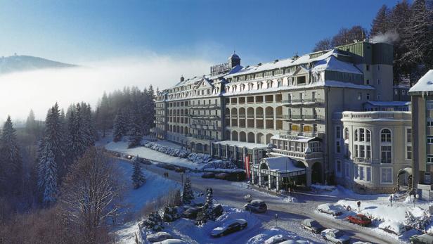 Das Grandhotel Panhans wurde 1888 von Vinzenz Panhans, dem ehemaligen Chefkoch des einige Jahre zuvor erbauten Südbahnhotels, als weiteres Nobelhotel an der Südbahnstrecke eröffnet