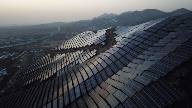 Photovoltaikpanele auf einem Berg in China. Der Hügel ist voller Elemente. 