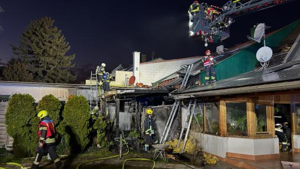 Feuerwehrleute am Einsatzort in Deutsch Wagram