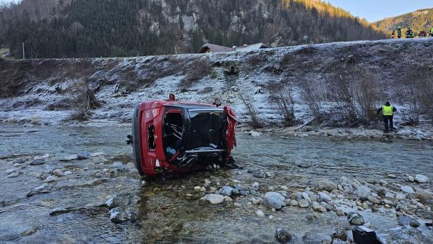 Pkw lag 31 Meter von der Uferböschung entfernt 