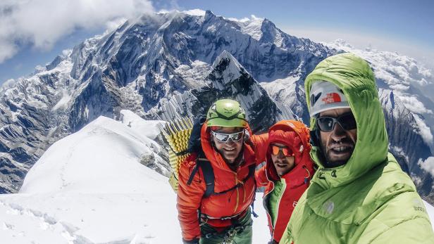 Das Tiroler Expeditionstrio Gerhard Fiegl (27), Alexander Blümel (28) und Hansjörg Auer (31) - von links - am Gipfel des Nilgiri Süd (6.839 Meter) in Nepal nach Erstbegehung der Südwand. Beim Abstieg verunglückte Fiegl.