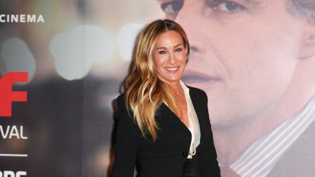 Sarah Jessica Parker posiert auf dem roten Teppich.