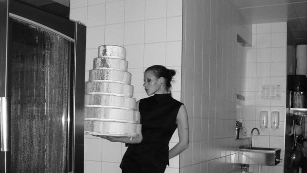 Cake Artist Sophia Stolz mit einer ihrer Sculptures 
