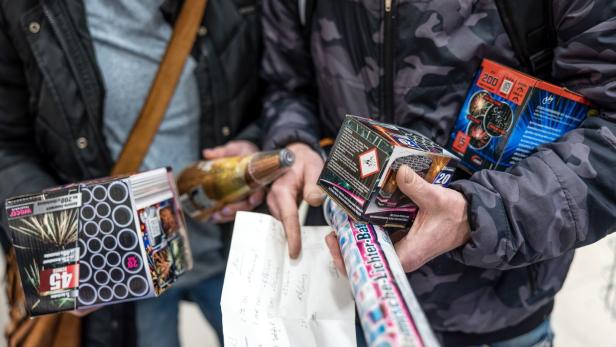 Menschen haben Silvesterböller in der Hand