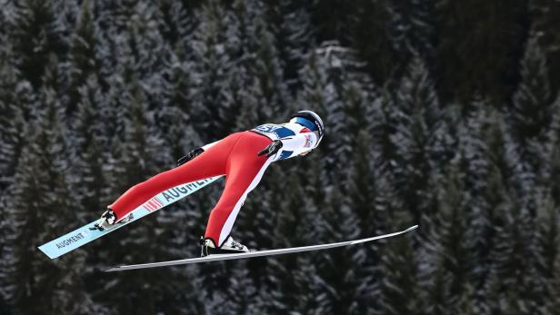 Buntes Treiben: Rote Anzüge haben nur die ÖSV-Skispringer